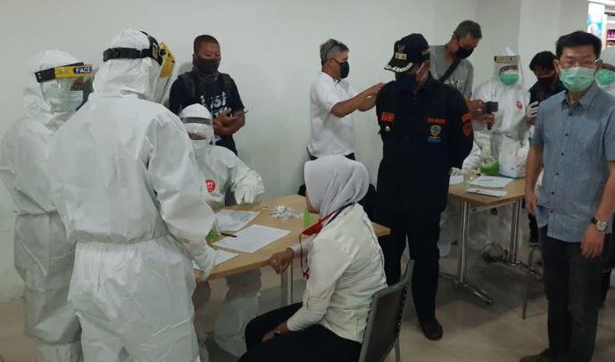 Puluhan Pengunjung Pusat Perbelanjaan di Tasikmalaya Antusias Ikut Tes Swab