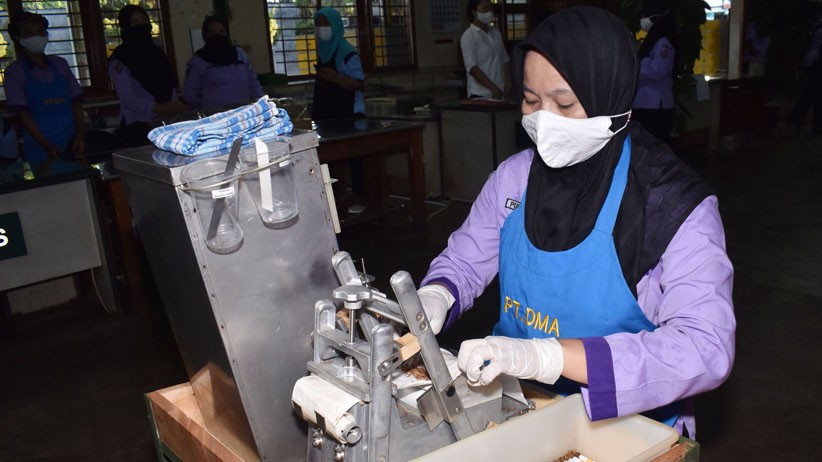 890 Buruh Pabrik Rokok di Madiun Kembali Bekerja setelah Tutup karena Covid-19 - Bagian 2