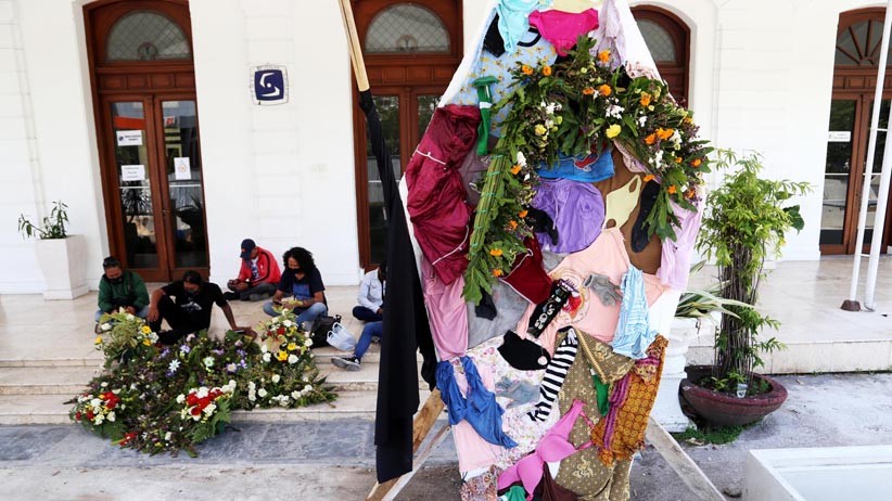 Seniman Surabaya Bangun Monumen Peti Mati Zona Hitam - Bagian 1