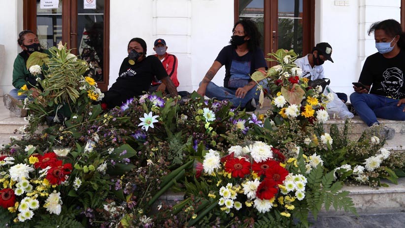 Seniman Surabaya Bangun Monumen Peti Mati Zona Hitam - Bagian 4