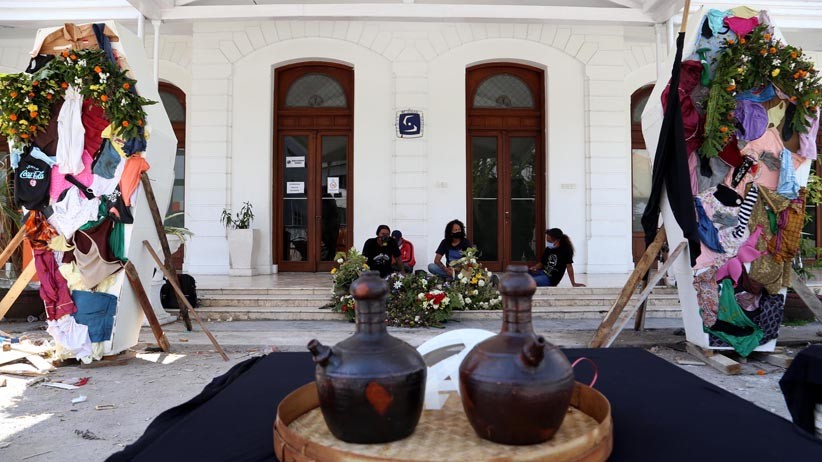 Seniman Surabaya Bangun Monumen Peti Mati Zona Hitam - Bagian 3