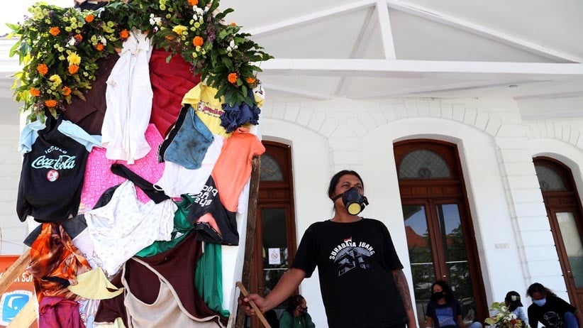 Seniman Surabaya Bangun Monumen Peti Mati Zona Hitam - Bagian 2