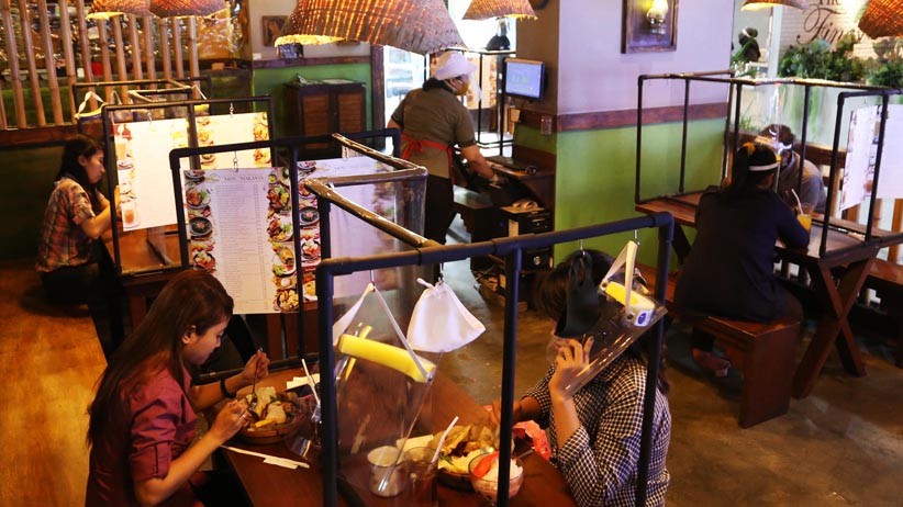 Cegah Penularan Corona, Rumah Makan di Surabaya Pasang Sekat Pembatas - Bagian 2
