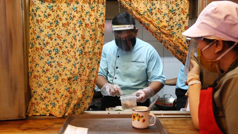 Cegah Penularan Corona, Rumah Makan di Surabaya Pasang Sekat Pembatas - Bagian 5