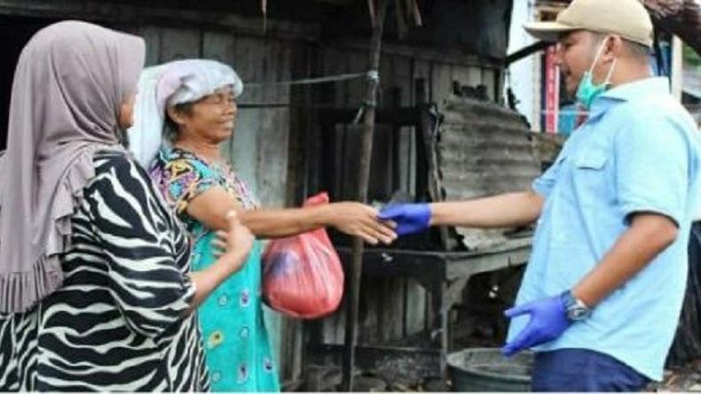 Bupati dan DPRD Tapteng Bagikan Paket Sembako ke Warga di 3 Kelurahan