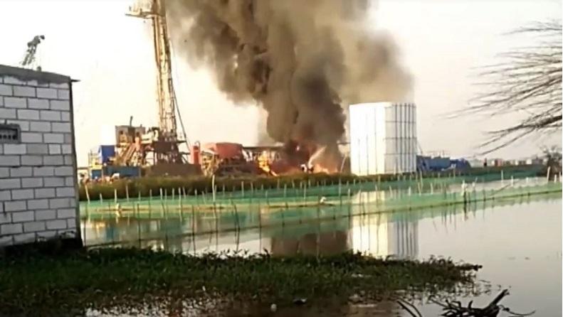 title Warga Sidoarjo Panik, Kobaran Api Muncul dari Lokasi Pengeboran Minyak Warga Sidoarjo Panik, Kobaran Api Muncul dari Lokasi Pengeboran Minyak