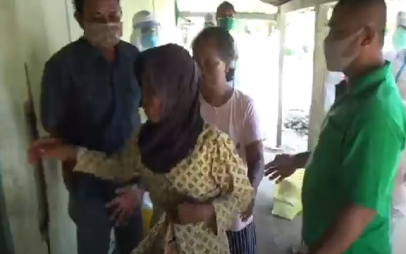 Nenek di Grobogan Menangis Histeris saat Cucu yang Positif Covid-19 Dijemput Tim Medis