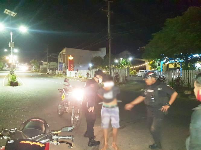 title Hadang Motor Polisi sambil Mabuk, Pemuda Ini Ditangkap Tim Gagak Hitam Polresta Manado. Hadang Motor Polisi sambil Mabuk, Pemuda Ini Ditangkap Tim Gagak Hitam Polresta Manado.