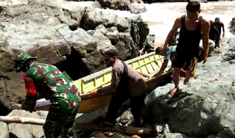 Polisi Bantu Sosialisasi New Normal di Pedalaman Kapuas Hulu