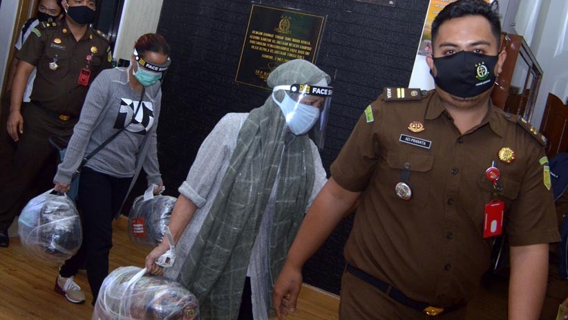 Kasus Dilimpahkan, Tersangka Penipu Putri Arab Saudi Dibawa ke Kejari Gianyar - Bagian 1