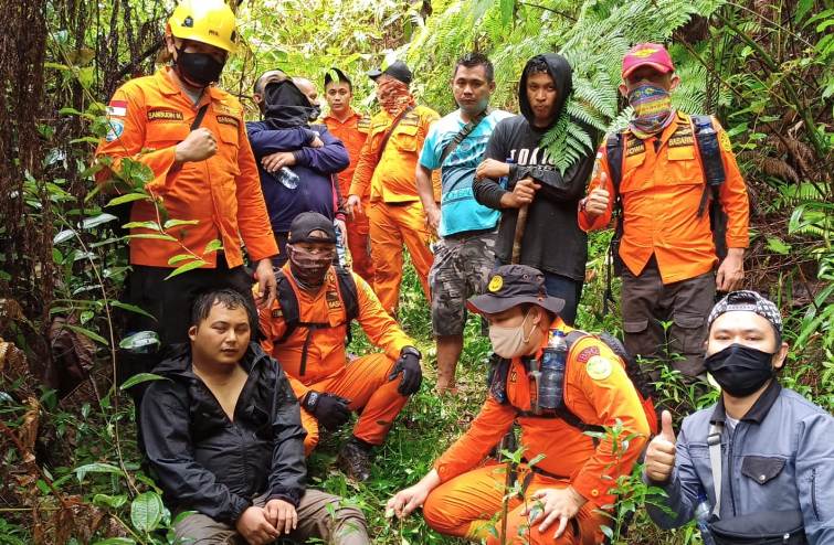 title Basarnas Manado Evakuasi 6 Orang Tersesat di Pertambangan Bakan Basarnas Manado Evakuasi 6 Orang Tersesat di Pertambangan Bakan
