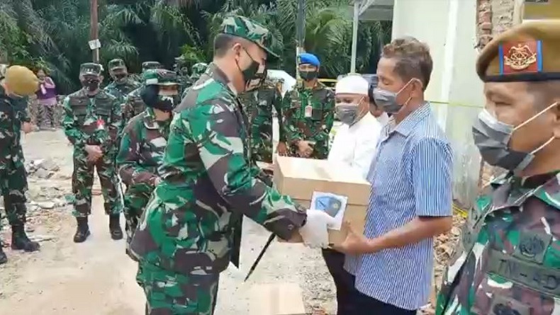 title TNI AU Beri Penghargaan kepada 8 Orang Penolong Pilot Pesawat Tempur yang Jatuh di Riau TNI AU Beri Penghargaan kepada 8 Orang Penolong Pilot Pesawat Tempur yang Jatuh di Riau