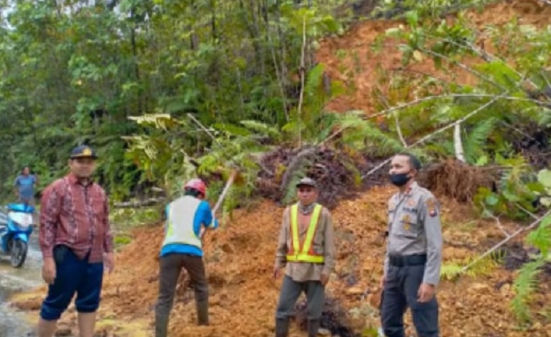 Longsor Dekat Perbatasan Malaysia, Jalan di Bukit Genting Lanjak Tak Bisa Dilalui