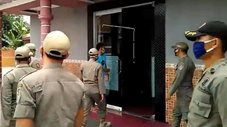 title Nekat Buka saat Pandemi Covid-19, Tempat Karaoke di Tuban Digerebek Satpol PP dan Izin Usaha Dicabut Nekat Buka saat Pandemi Covid-19, Tempat Karaoke di Tuban Digerebek Satpol PP dan Izin Usaha Dicabut