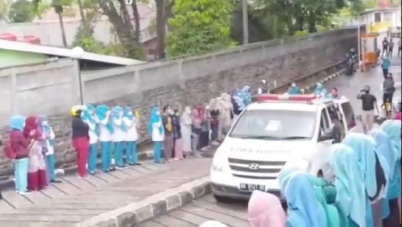 Hari Pertama Bekerja di Ruang Isolasi Covid-19 Semen Padang Hospital, Perawat Meninggal Dunia