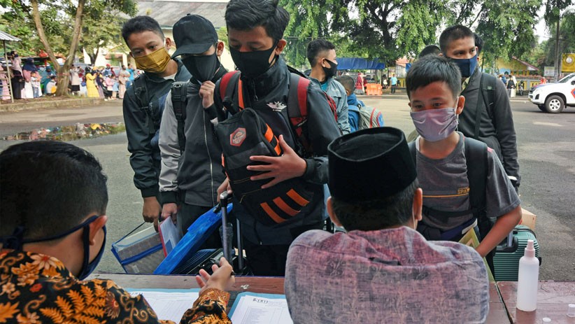 Ratusan Santri Kembali ke Pondok Pesantren Gontor - Bagian 2