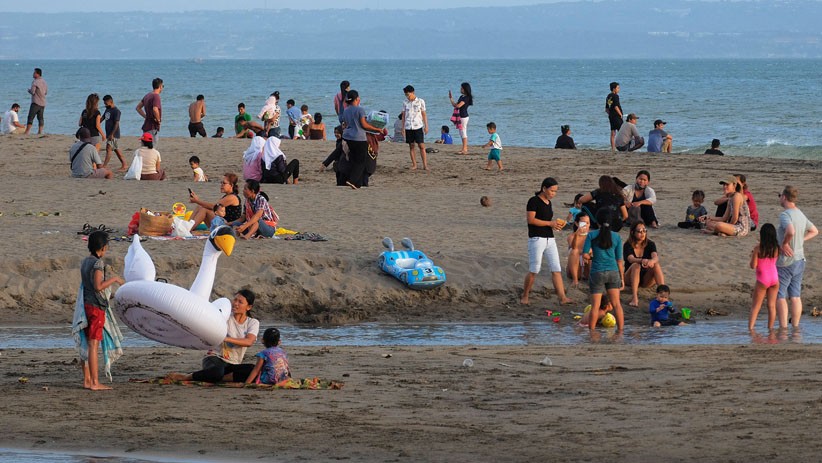 Tanpa Masker, Wisatawan Berkunjung ke Pantai Berawa Bali - Bagian 2