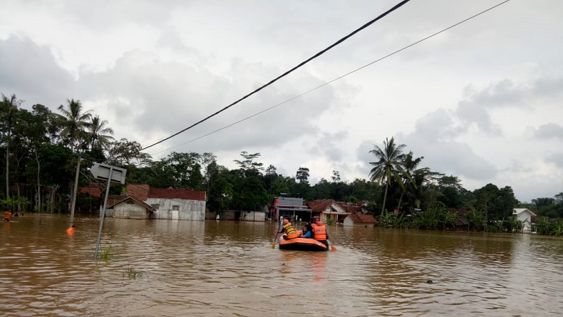 Banjir Terjang Desa Tanjungsari Tasikmalaya, 500 KK Terdampak Banjir Terjang Desa Tanjungsari Tasikmalaya, 500 KK Terdampak