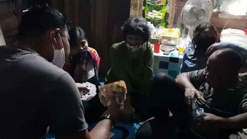 Asyik Berjudi, Nenek-Nenek di Padang Ditangkap Polisi