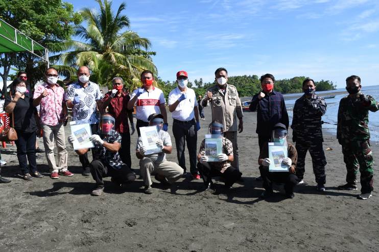 Olly Dondokambey Serahkan Sertifikat Tanah dan Sembako ke Warga Terdampak Covid-19