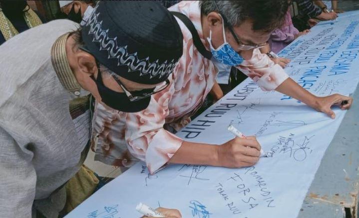 Tolak RUU HIP, Warga Cirebon Galang Tanda Tangan di Kain Putih