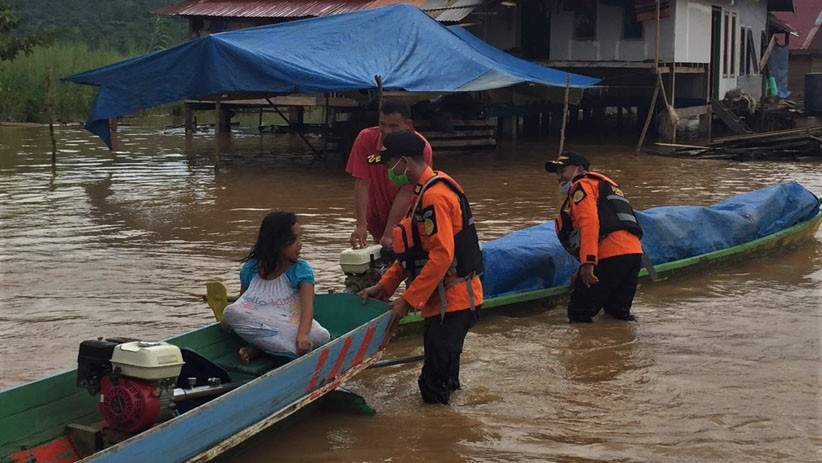 Basarnas Evakuasi Warga yang Terdampak Banjir di Konawe Utara - Bagian 1