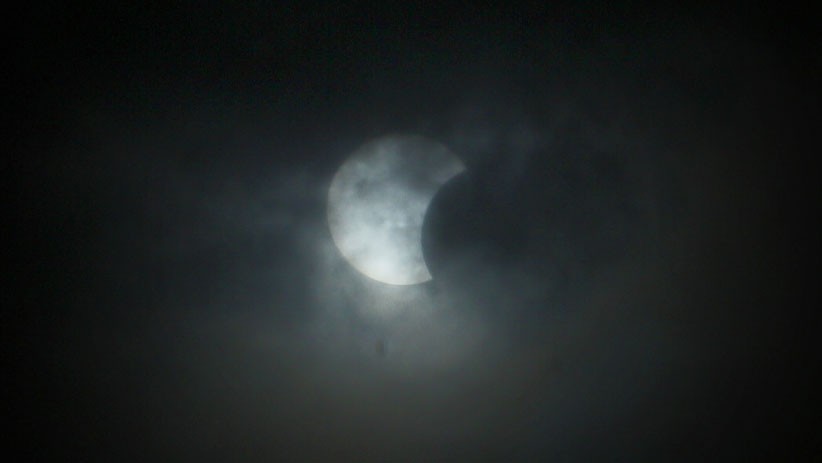 Penampakan Gerhana Matahari Sebagian di Langit Indonesia - Bagian 4