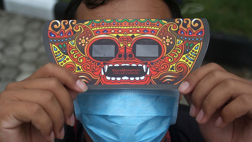 Penampakan Gerhana Matahari Sebagian di Langit Indonesia - Bagian 5