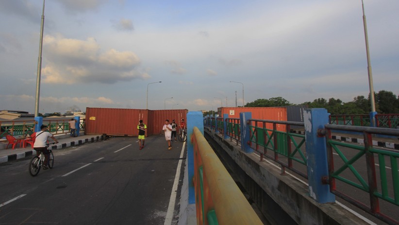 Akses Jalan Menuju Kawasan Industri Pelindo I Dumai Ditutup dengan Kontainer - Bagian 2