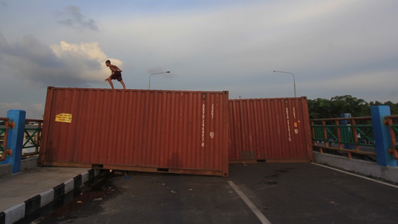 Akses Jalan Menuju Kawasan Industri Pelindo I Dumai Ditutup dengan Kontainer - Bagian 1