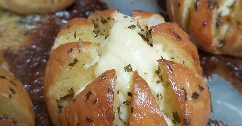 Lagi Viral Korean Cheese Garlic Bread, Roti Crunchy dengan Keju Melimpah