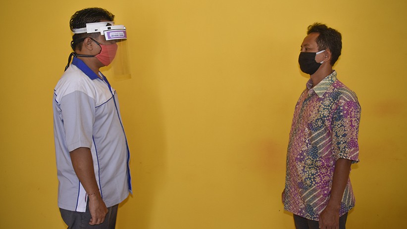 Guru SMKN 2 Lombok Barat Ciptakan Face Shield Dilengkapi Sensor Jarak - Bagian 1