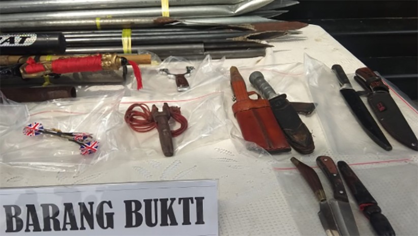 John Kei Cs Ditangkap, Ini Barang Bukti Tombak dan Senjata Tajam yang Disita - Bagian 2