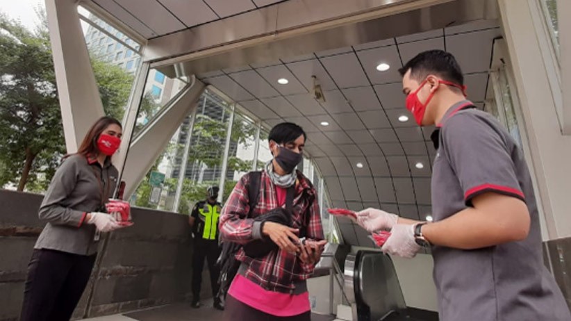 HUT Jakarta, Bank DKI Bagikan 2.200 Masker untuk Penumpang MRT - Bagian 1