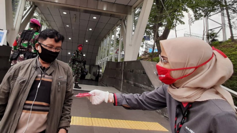 HUT Jakarta, Bank DKI Bagikan 2.200 Masker untuk Penumpang MRT - Bagian 2