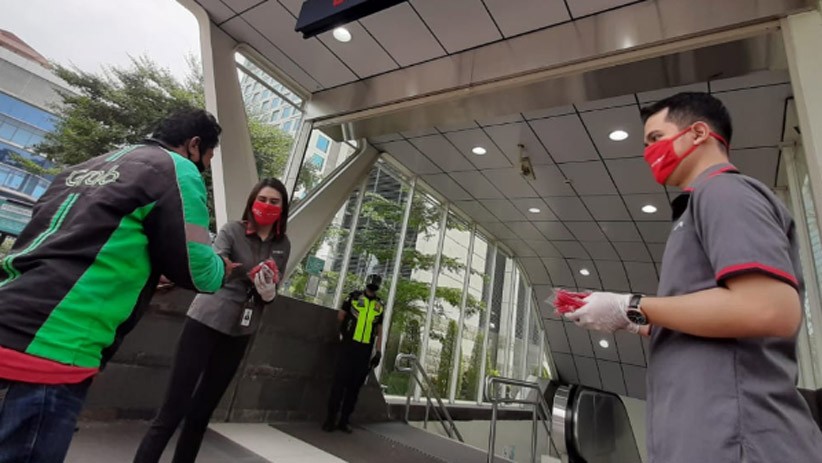 HUT Jakarta, Bank DKI Bagikan 2.200 Masker untuk Penumpang MRT - Bagian 3