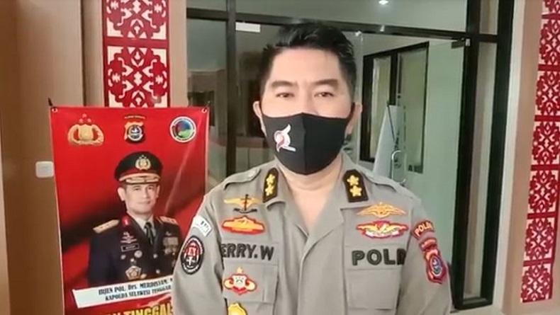 title Pria Berpayung Terobos Mako Brimob Polda Sultra karena Ingin Berdakwah kepada Polisi Pria Berpayung Terobos Mako Brimob Polda Sultra karena Ingin Berdakwah kepada Polisi
