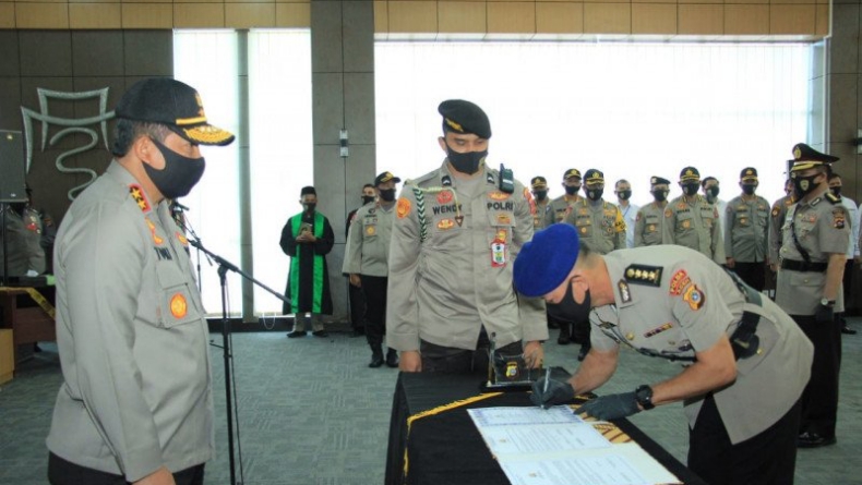 Kapolda Lantik Dirpolairud dan Dirbinmas Polda Sumbar