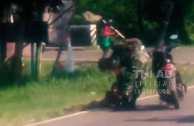 Salut, Babinsa Menolong Orang Gangguan Jiwa di Majalengka