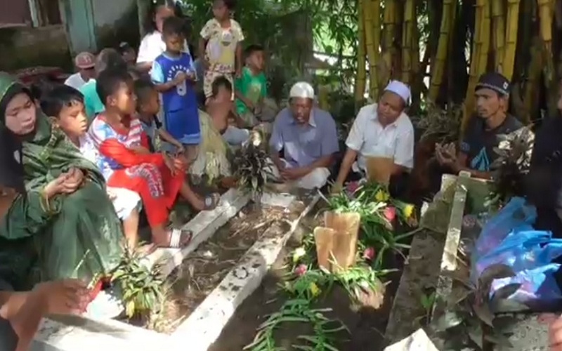 title Kakek 2 Bocah Korban Pembunuhan Ayah Tiri di Medan Minta Pelaku Dihukum Mati Kakek 2 Bocah Korban Pembunuhan Ayah Tiri di Medan Minta Pelaku Dihukum Mati
