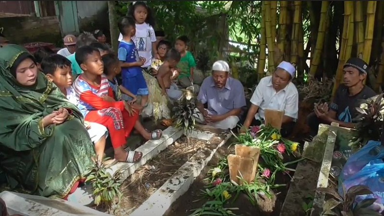 title Kakak Adik Korban Pembunuhan Ayah Tiri di Medan Dimakamkan dalam 1 Liang Lahat Kakak Adik Korban Pembunuhan Ayah Tiri di Medan Dimakamkan dalam 1 Liang Lahat