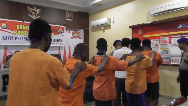 title Duh, 7 Nelayan di Pangkep Tangkap Ikan Pakai Bom Berdaya Ledak Tinggi Duh, 7 Nelayan di Pangkep Tangkap Ikan Pakai Bom Berdaya Ledak Tinggi