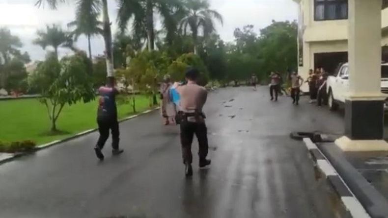 Pria Berpayung Terobos Mako Brimob Polda Sultra, Polisi Keluarkan Tembakan Peringatan