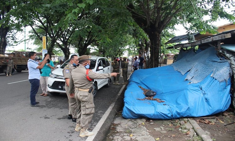 PKL Membandel, Satpol PP Padang Angkut Barang Dagangan untuk Diproses