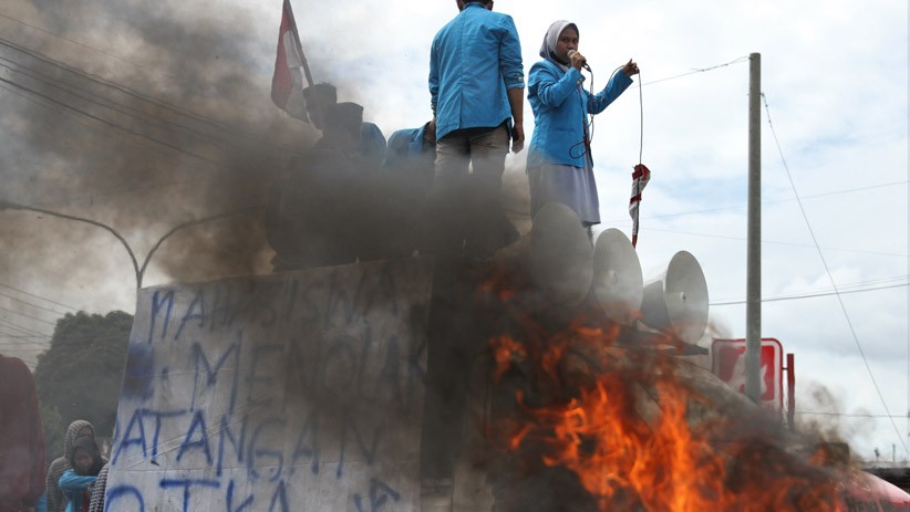 Demo Tolak TKA China Berlanjut Hingga Malam, Massa Bentrok dengan Polisi