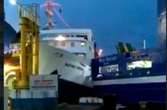 title 2 Kapal Tabrakan di Pelabuhan Merak Banten, Tak Ada Korban Jiwa 2 Kapal Tabrakan di Pelabuhan Merak Banten, Tak Ada Korban Jiwa