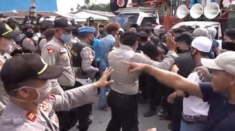 Demo Tolak Kedatangan 500 TKA Ricuh, Massa Blokade Jalan Masuk Bandara Haluoleo