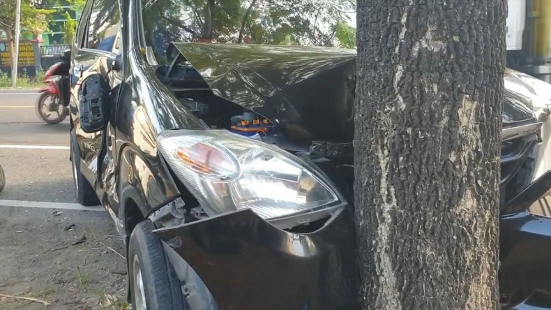 Kecelakaan Mobil dan 3 Motor di Nganjuk, 4 Orang Luka Parah