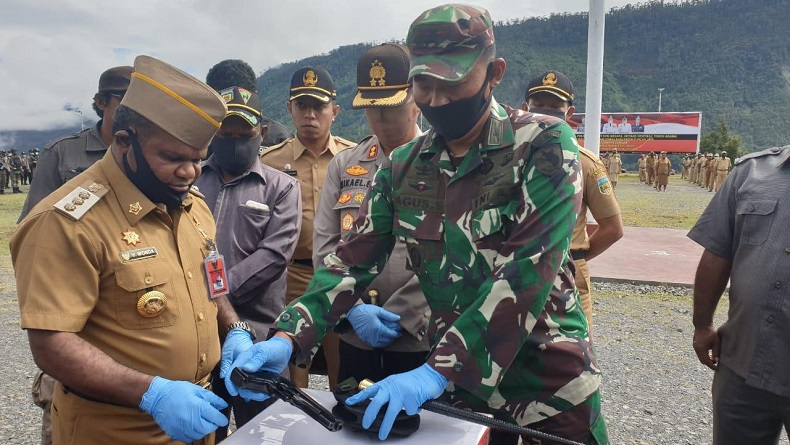 title Tobat, Eks KKB di Puncak Jaya Serahkan Pistol Baretta ke TNI Tobat, Eks KKB di Puncak Jaya Serahkan Pistol Baretta ke TNI