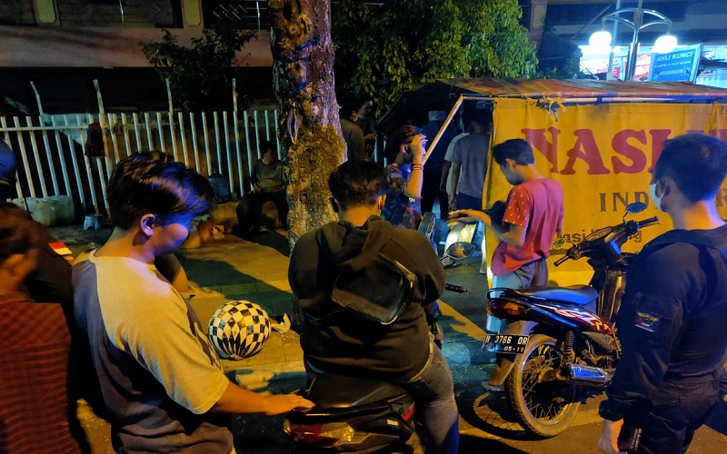 Asyik Nongkrong Sampai Lupa Jaga Jarak, Kerumunan Pemuda di Semarang Dibubarkan